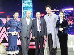 新望董事長(zhǎng)羅永輝與著名歌星劉尊老師、汪正正老師、郭津彤老師、主持人雅琪在北京電視臺(tái)錄制節(jié)目現(xiàn)場(chǎng)親切合影